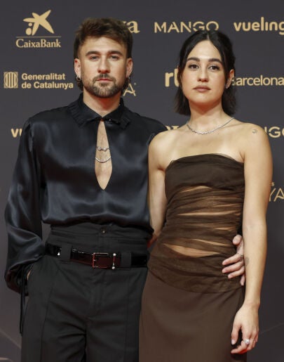 Dani Fernández junto a Yarea en la alfombra roja de los Premios Goya 2026