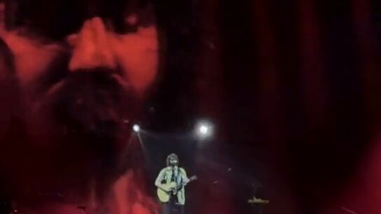 Mikel Izal canta 'La mujer de verde' en el último concierto de la gira 'El miedo y el paraíso'