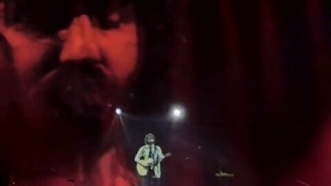 Mikel Izal canta 'La mujer de verde' en el último concierto de la gira 'El miedo y el paraíso'