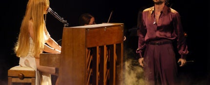 Dani Fern&aacute;ndez y Bel&eacute;n Aguilera, durante su actuaci&oacute;n en los Premios Goya 2026