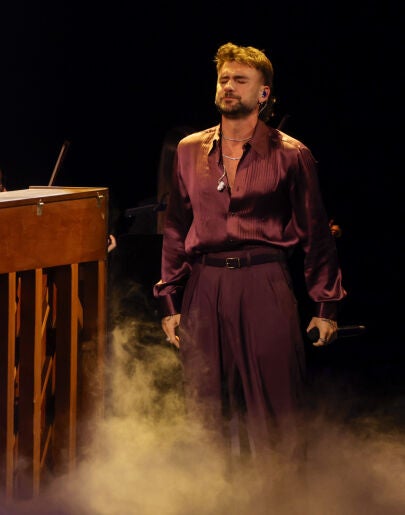 Dani Fernández y Belén Aguilera, durante su actuación en los Premios Goya 2026