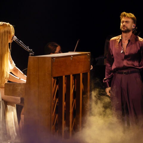 Dani Fernández y Belén Aguilera, durante su actuación en los Premios Goya 2026