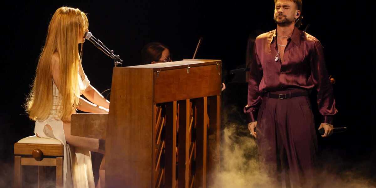 Dani Fern&aacute;ndez y Bel&eacute;n Aguilera, durante su actuaci&oacute;n en los Premios Goya 2026