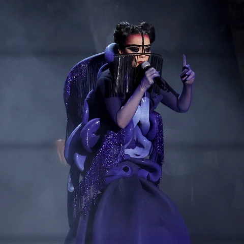 Björk apareció por sorpresa para cantar 'Berghain' con Rosalía en los BRIT Awards. Björk apareció por sorpresa para cantar 'Berghain' con Rosalía en los BRIT Awards.