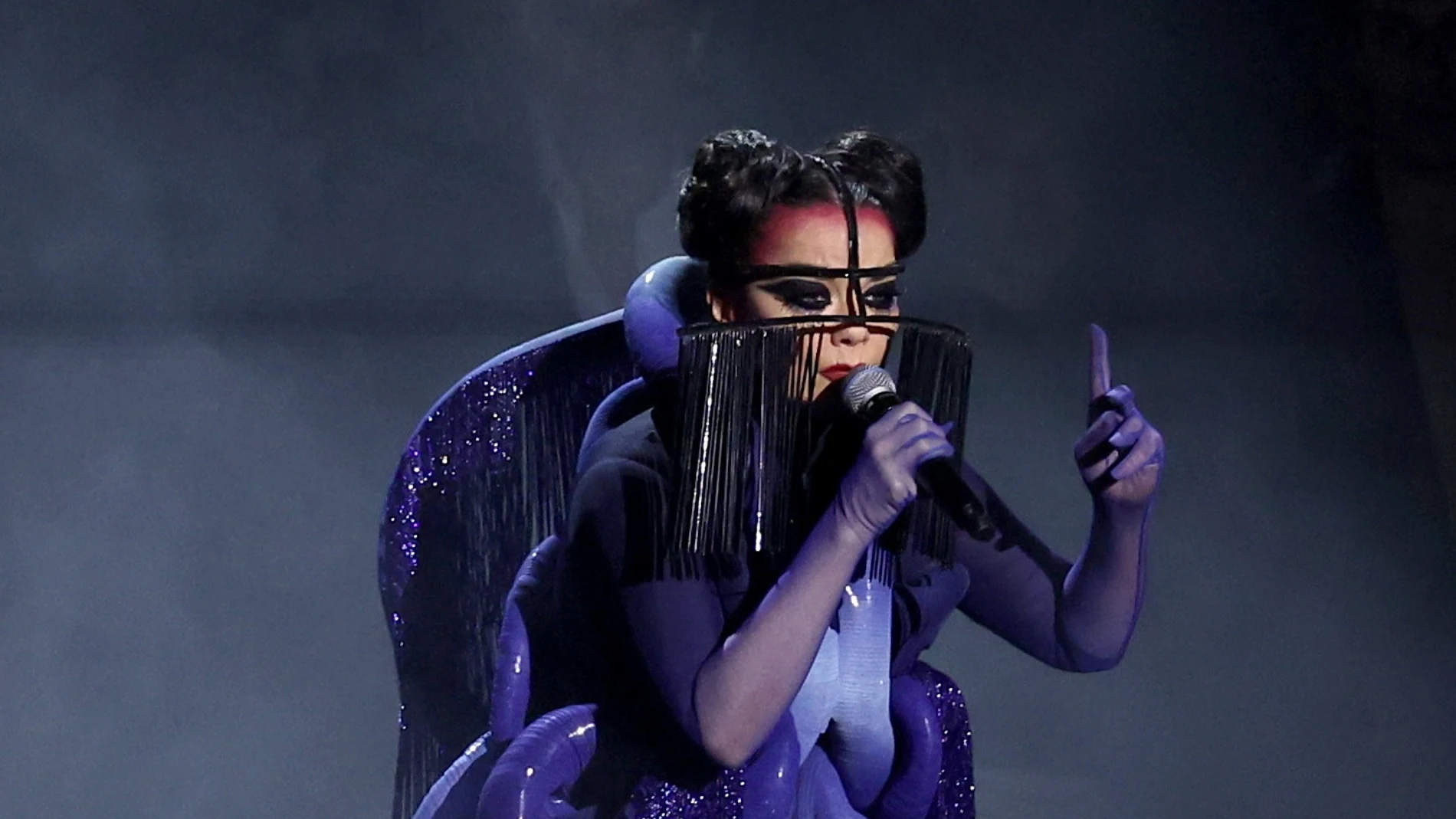 Björk apareció por sorpresa para cantar 'Berghain' con Rosalía en los BRIT Awards. Björk apareció por sorpresa para cantar 'Berghain' con Rosalía en los BRIT Awards.