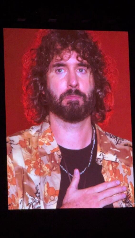 Mikel Izal, emocionado en Madrid en el último concierto de la gira 'El Miedo y el Paraíso'