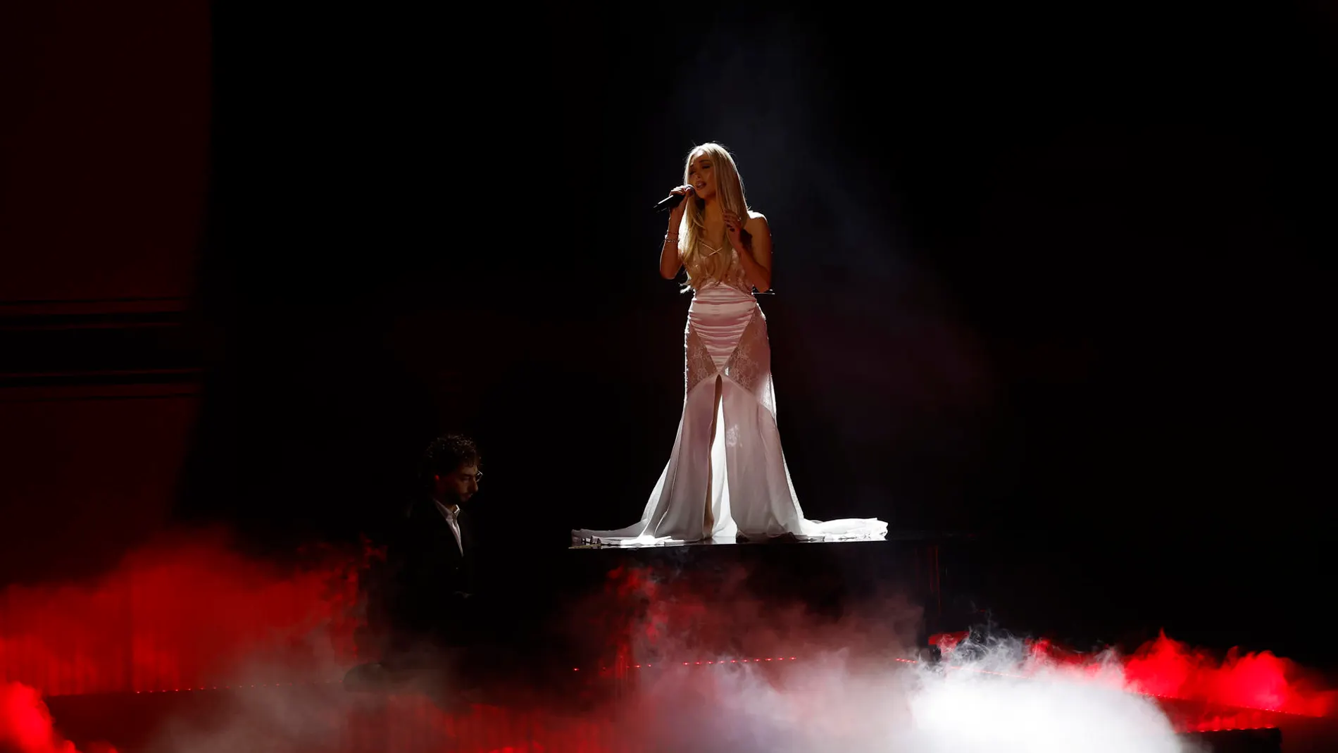 Ana Mena enmudece el patio de butacas al cantar 'La Bámbola' en los Premios Goya 2026 Ana Mena enmudece el patio de butacas al cantar 'La Bámbola' en los Premios Goya 2026
