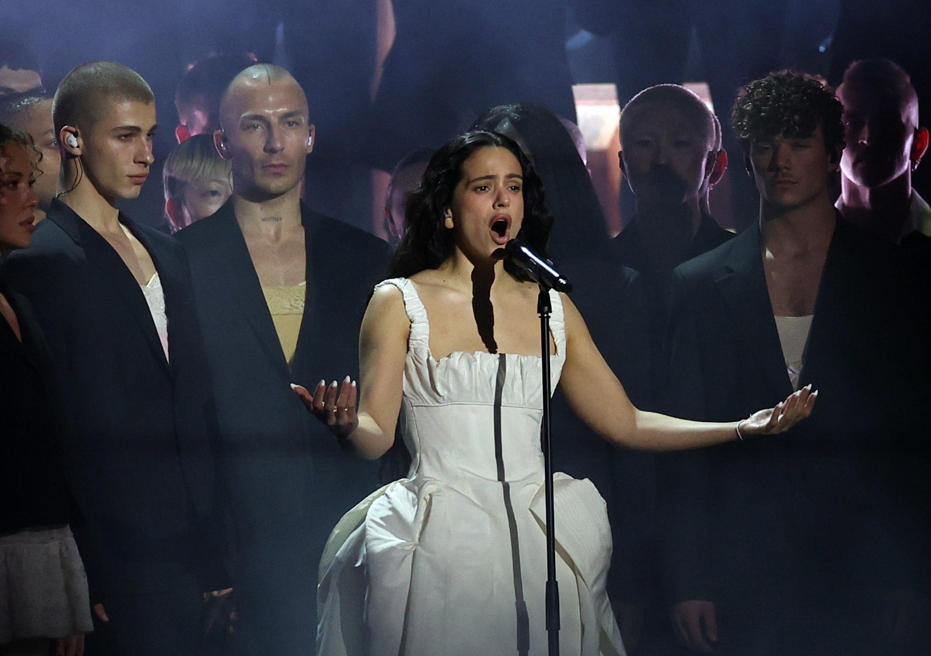 Rosalía, solemne al inicio de su actuación en los BRIT Awards 2026 Rosalía, solemne al inicio de su actuación en los BRIT Awards 2026