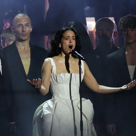 Rosalía, solemne al inicio de su actuación en los BRIT Awards 2026