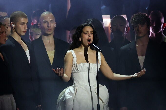 Rosalía, solemne al inicio de su actuación en los BRIT Awards 2026