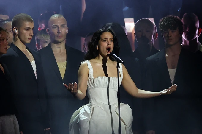 Rosalía, solemne al inicio de su actuación en los BRIT Awards 2026 Rosalía, solemne al inicio de su actuación en los BRIT Awards 2026