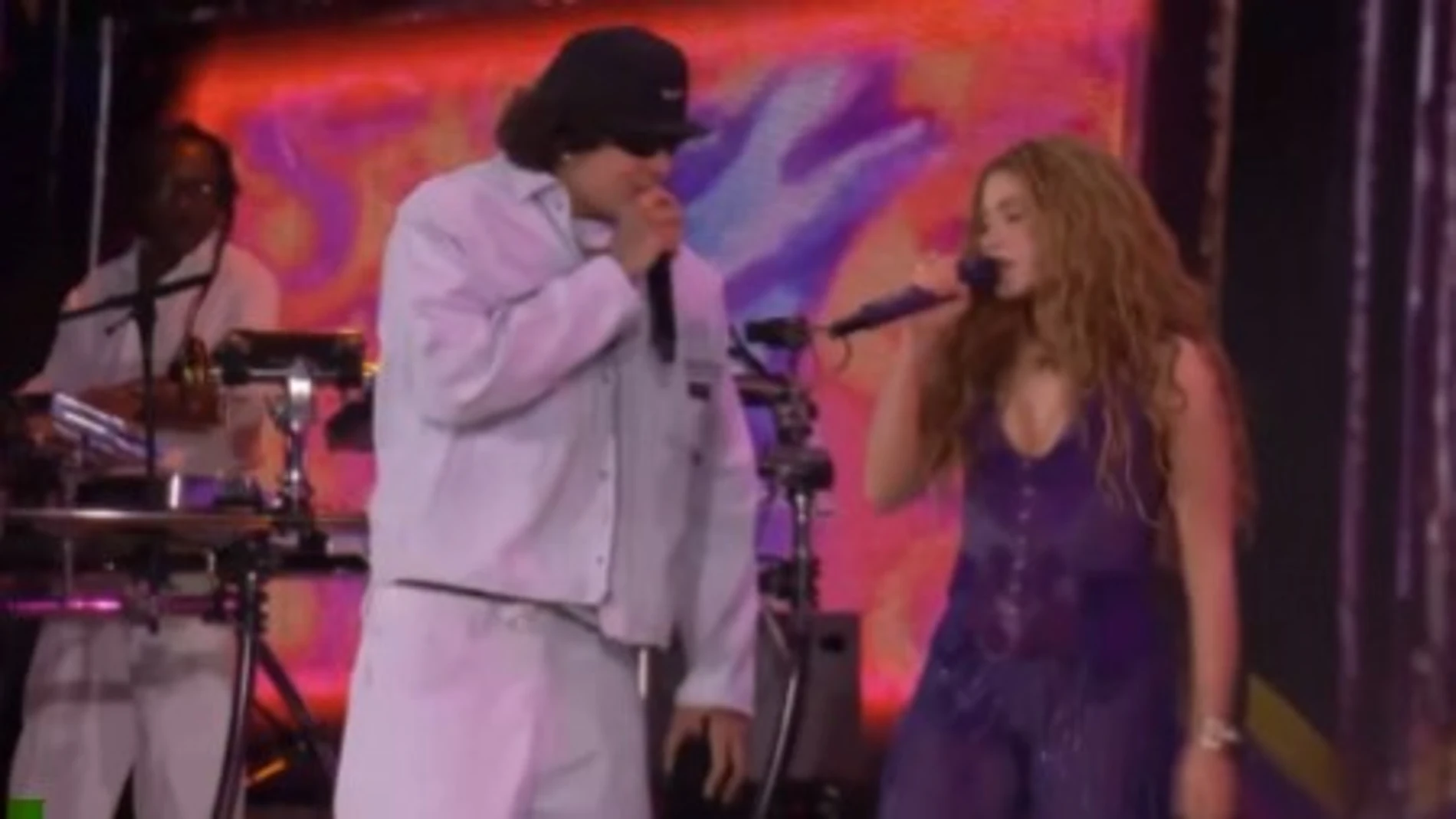 Shakira y Béle cantan 'ALGO TÚ' en el Zócalo de Ciudad de México Shakira y Béle cantan 'ALGO TÚ' en el Zócalo de Ciudad de México