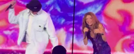 Shakira y Beéle estrenan 'ALGO TÚ' en el Zócalo de Ciudad de México Shakira y Beéle estrenan 'ALGO TÚ' en el Zócalo de Ciudad de México