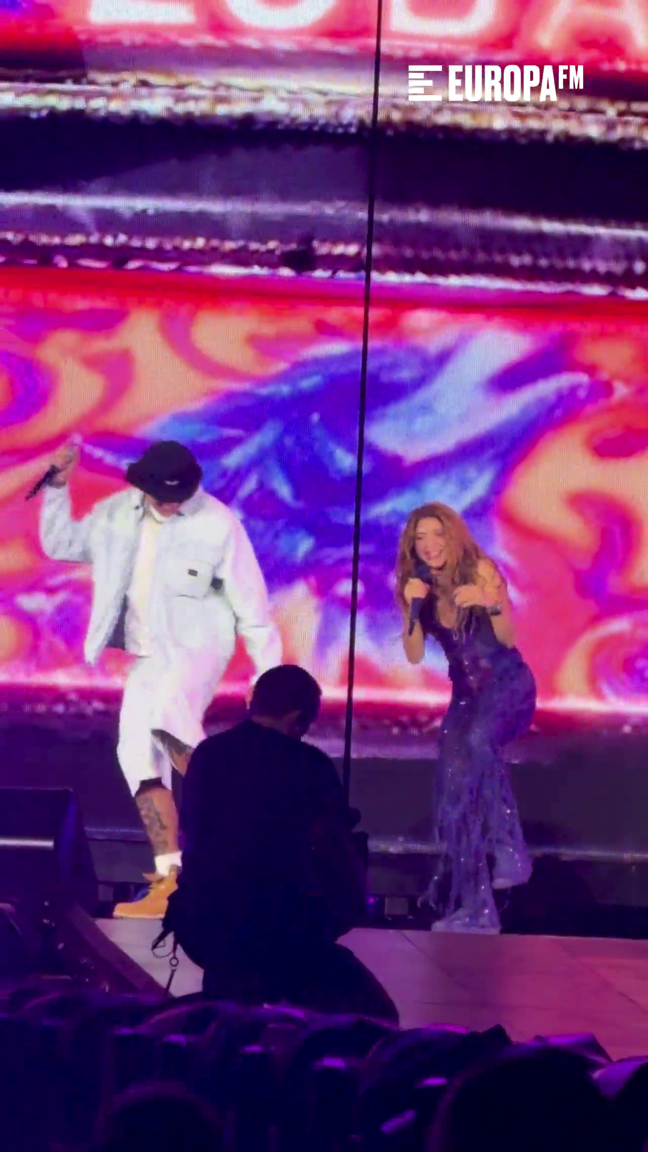 Shakira y Beéle estrenan 'ALGO TÚ' en el Zócalo de Ciudad de México Shakira y Beéle estrenan 'ALGO TÚ' en el Zócalo de Ciudad de México