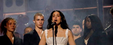 Rosal&iacute;a actuando en los BRIT Awards 2026
