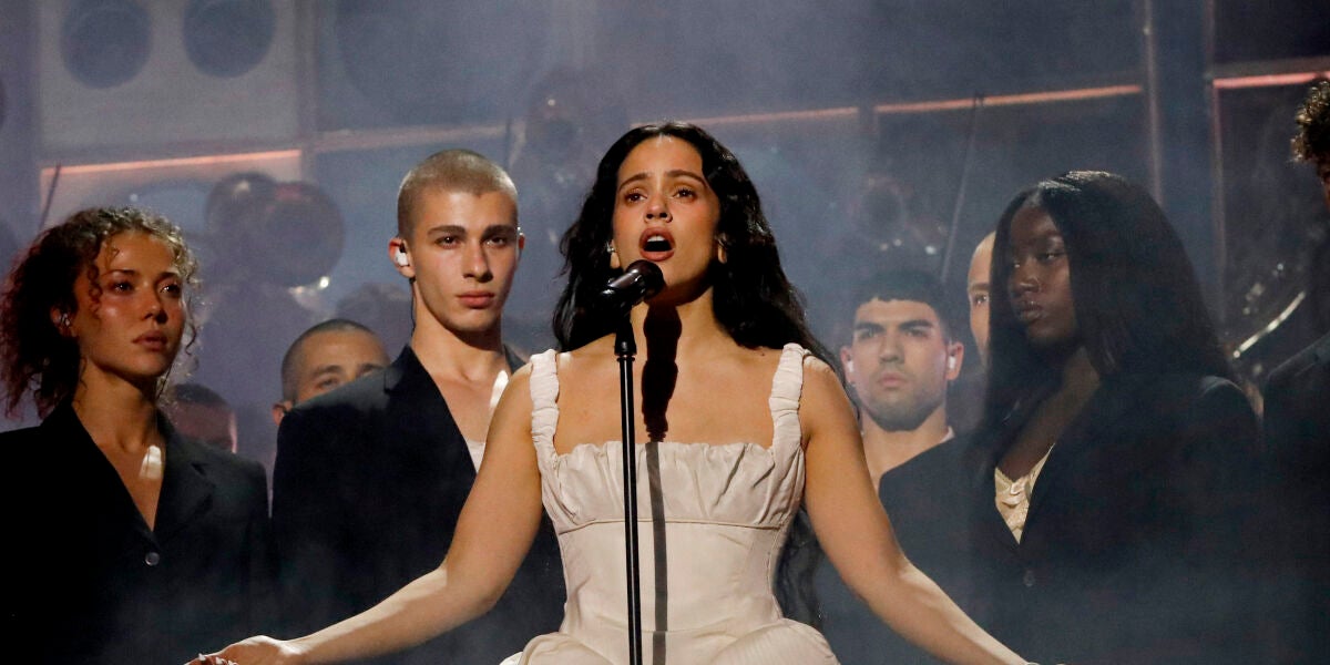 Rosal&iacute;a actuando en los BRIT Awards 2026