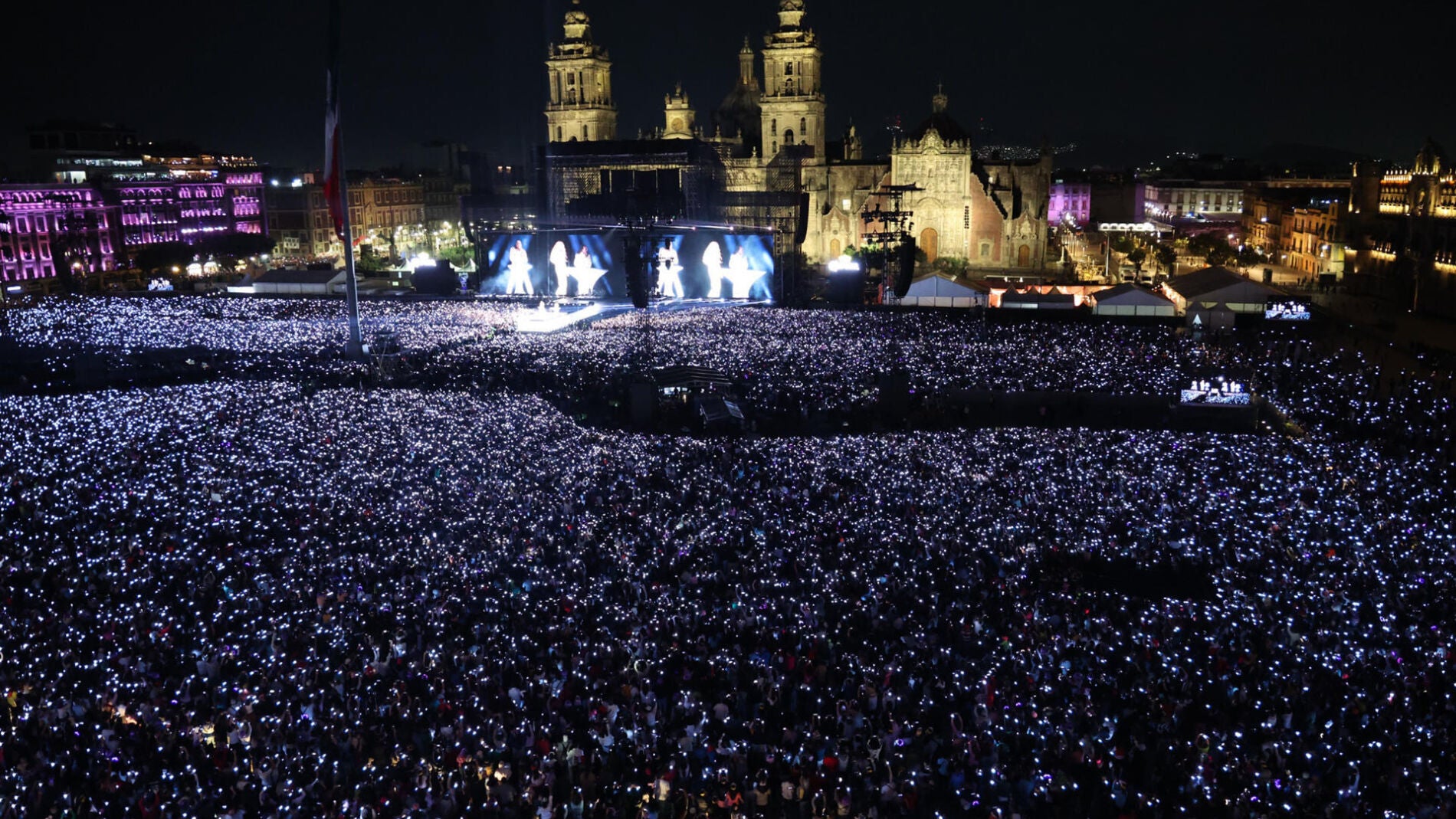 Una imagen del Zócalo de Ciudad de México durante el concierto de Shakira