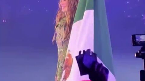 Shakira ondea la bandera de México en su concierto en el Zócalo