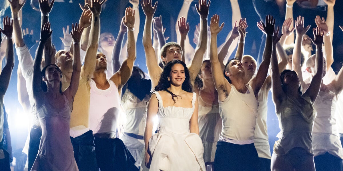Rosal&iacute;a, durante su actuaci&oacute;n en los BRIT Awards 2026.