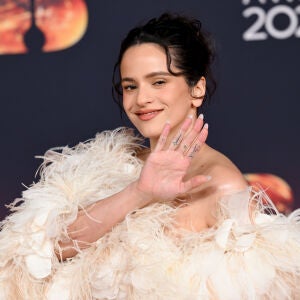 Todo sobre la chaqueta con alas de ángel que Rosalía llevó al Camp Nou Todo sobre la chaqueta con alas de ángel que Rosalía llevó al Camp Nou