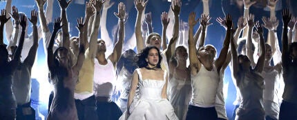 Rosal&iacute;a interpretando Berghain en los BRIT Awards 2026