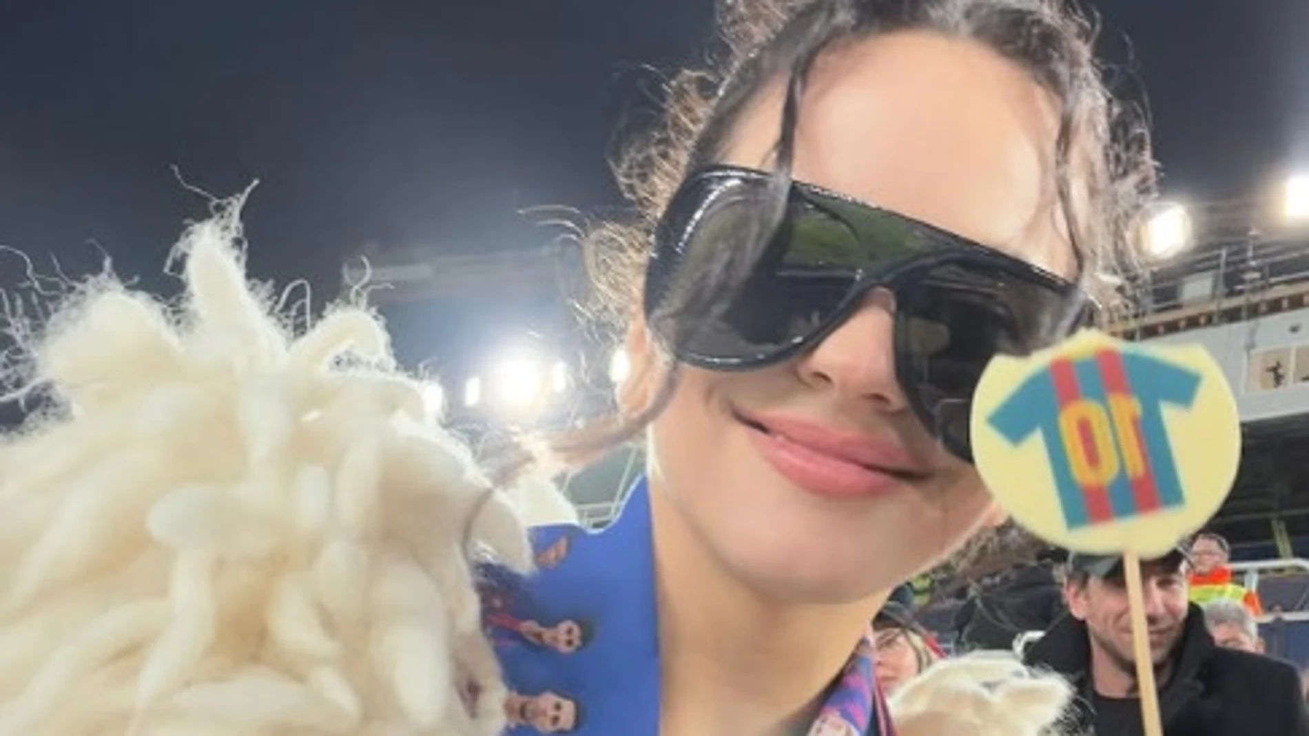 Rosalía en el Camp Nou animando al Fútbol Club Barcelona Rosalía en el Camp Nou animando al Fútbol Club Barcelona