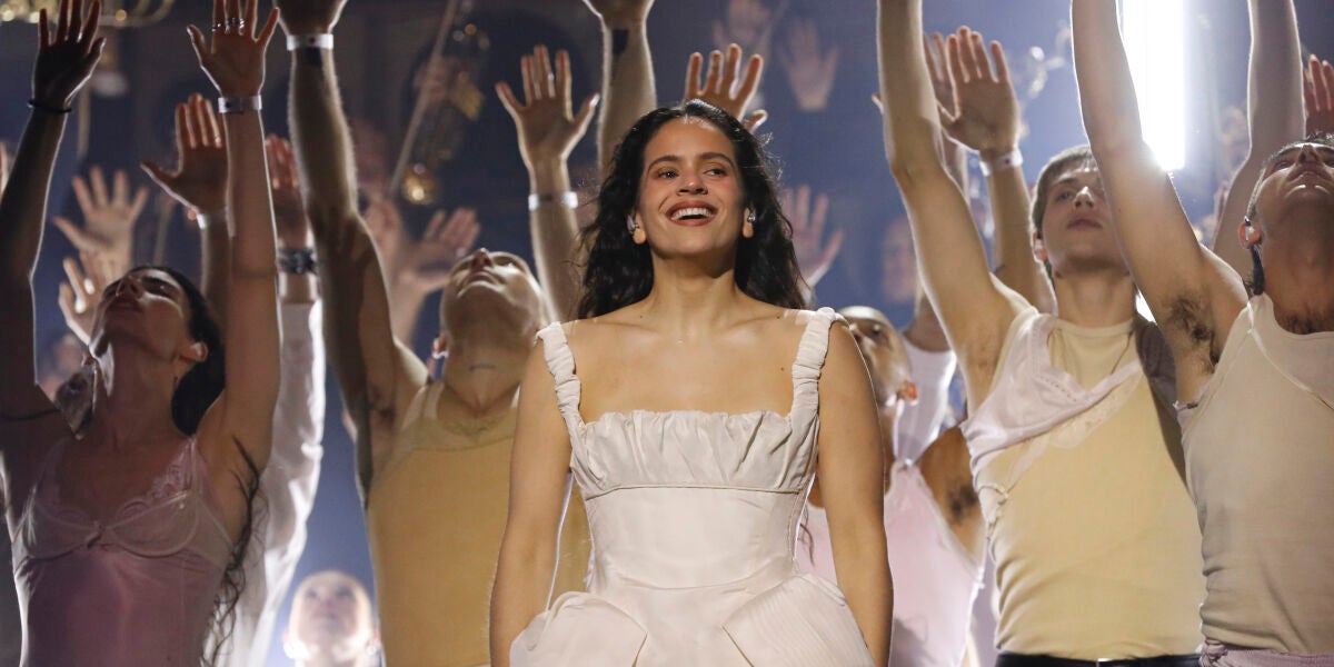 Rosal&iacute;a, durante su actuaci&oacute;n en los BRIT Awards 2026