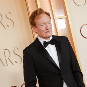 Conan O'Brien en la alfombra roja de los Premios Oscar 2026