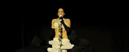 Rosalía canta 'La Perla' en el primer concierto de LUX TOUR en Lyon (Francia). Rosalía canta 'La Perla' en el primer concierto de LUX TOUR en Lyon (Francia).
