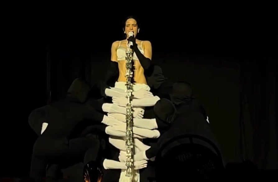 Rosalía canta 'La Perla' en el primer concierto de LUX TOUR en Lyon (Francia). Rosalía canta 'La Perla' en el primer concierto de LUX TOUR en Lyon (Francia).