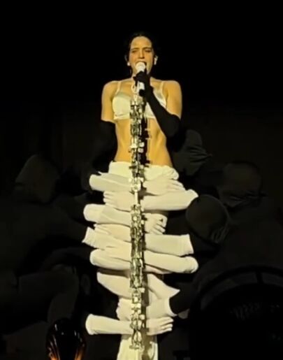 Rosalía canta 'La Perla' en el primer concierto de LUX TOUR en Lyon (Francia).