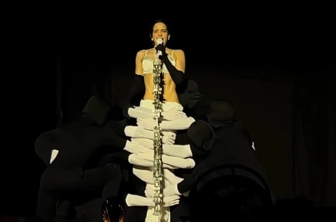 Rosalía canta 'La Perla' en el primer concierto de LUX TOUR en Lyon (Francia). Rosalía canta 'La Perla' en el primer concierto de LUX TOUR en Lyon (Francia).