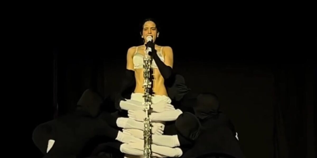 Rosal&iacute;a canta 'La Perla' en el primer concierto de LUX TOUR en Lyon (Francia).