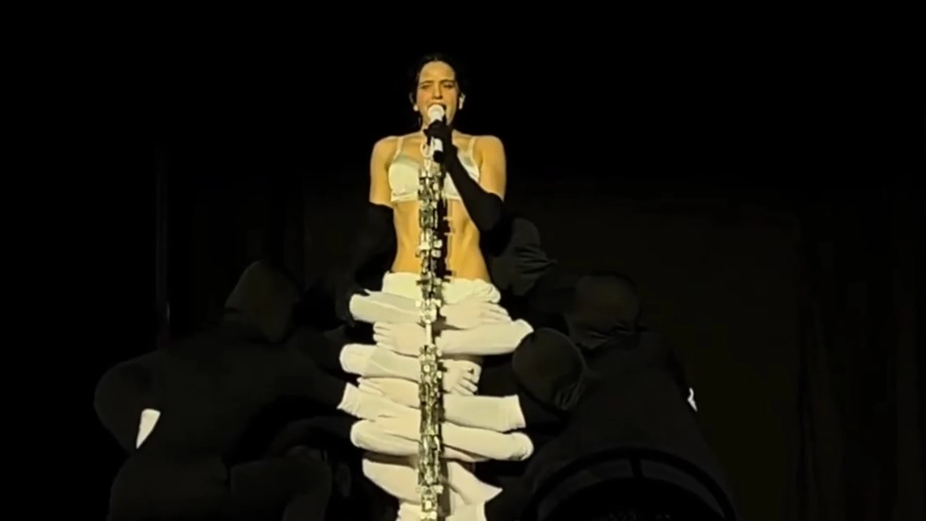 Rosalía canta 'La Perla' en el primer concierto de LUX TOUR en Lyon (Francia). Rosalía canta 'La Perla' en el primer concierto de LUX TOUR en Lyon (Francia).