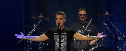 Robbie Williams actuando en M&aacute;nchester