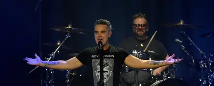 Robbie Williams actuando en Mánchester Robbie Williams actuando en Mánchester