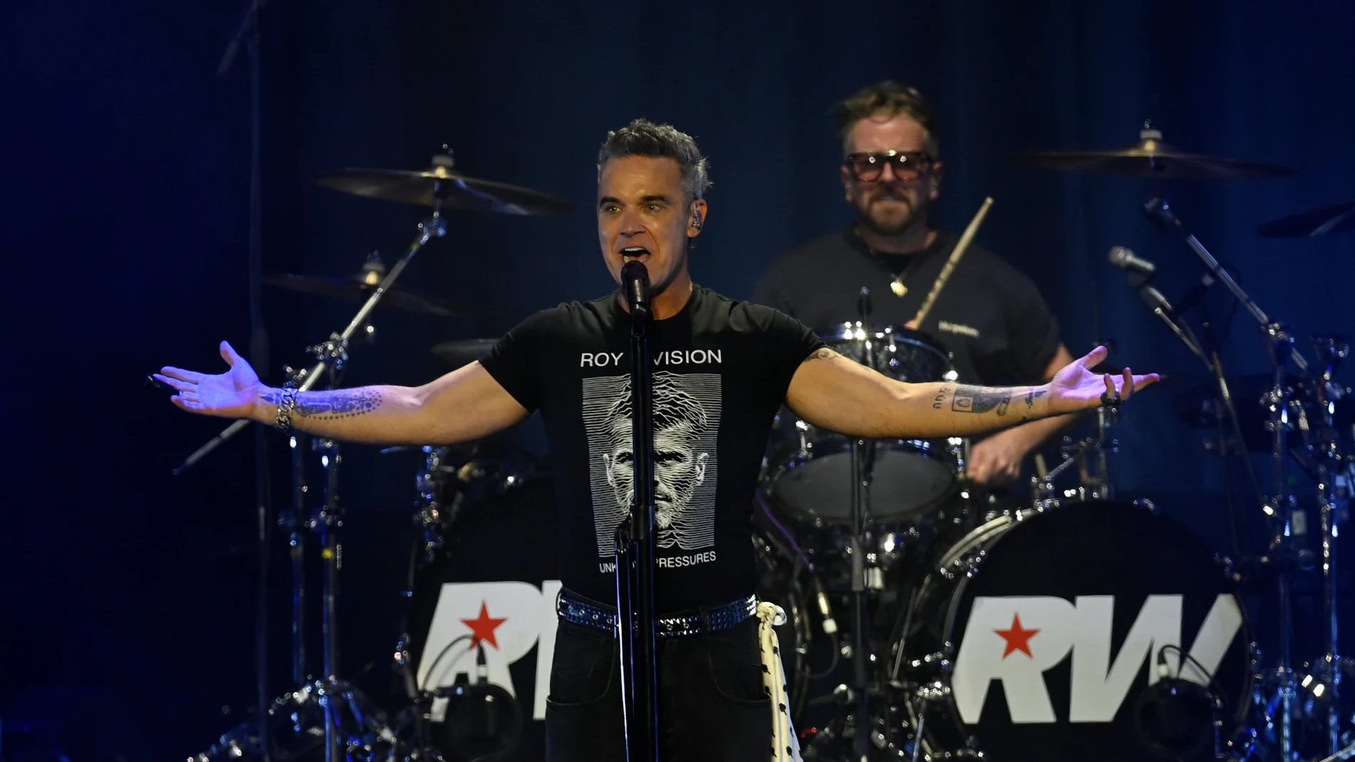 Robbie Williams actuando en Mánchester Robbie Williams actuando en Mánchester