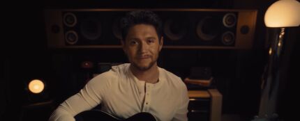 Niall Horan en el anuncio de 'Dinner Party'