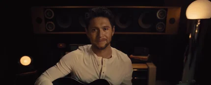 Niall Horan en el anuncio de 'Dinner Party' Niall Horan en el anuncio de 'Dinner Party'