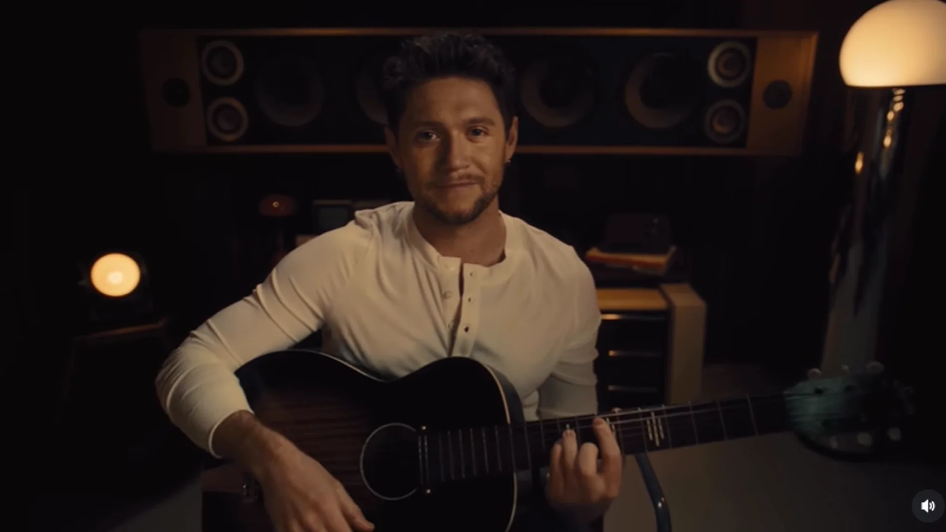 Niall Horan en el anuncio de 'Dinner Party' Niall Horan en el anuncio de 'Dinner Party'