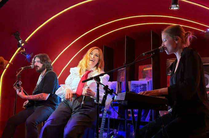 Leire Martínez en Local de Ensayo Europa FM Leire Martínez en Local de Ensayo Europa FM