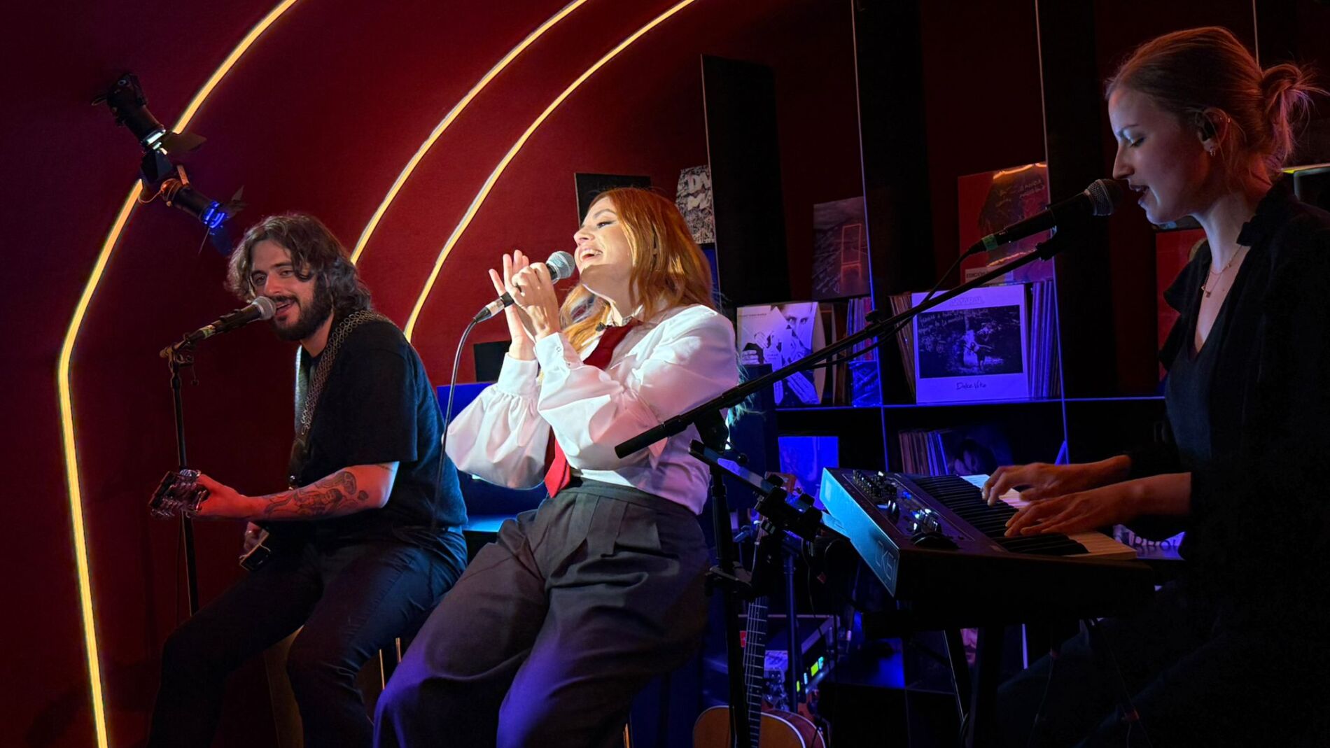 Leire Martínez en Local de Ensayo Europa FM