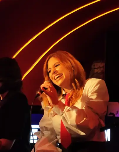 Leire Martínez en Local de Ensayo Europa FM Leire Martínez en Local de Ensayo Europa FM