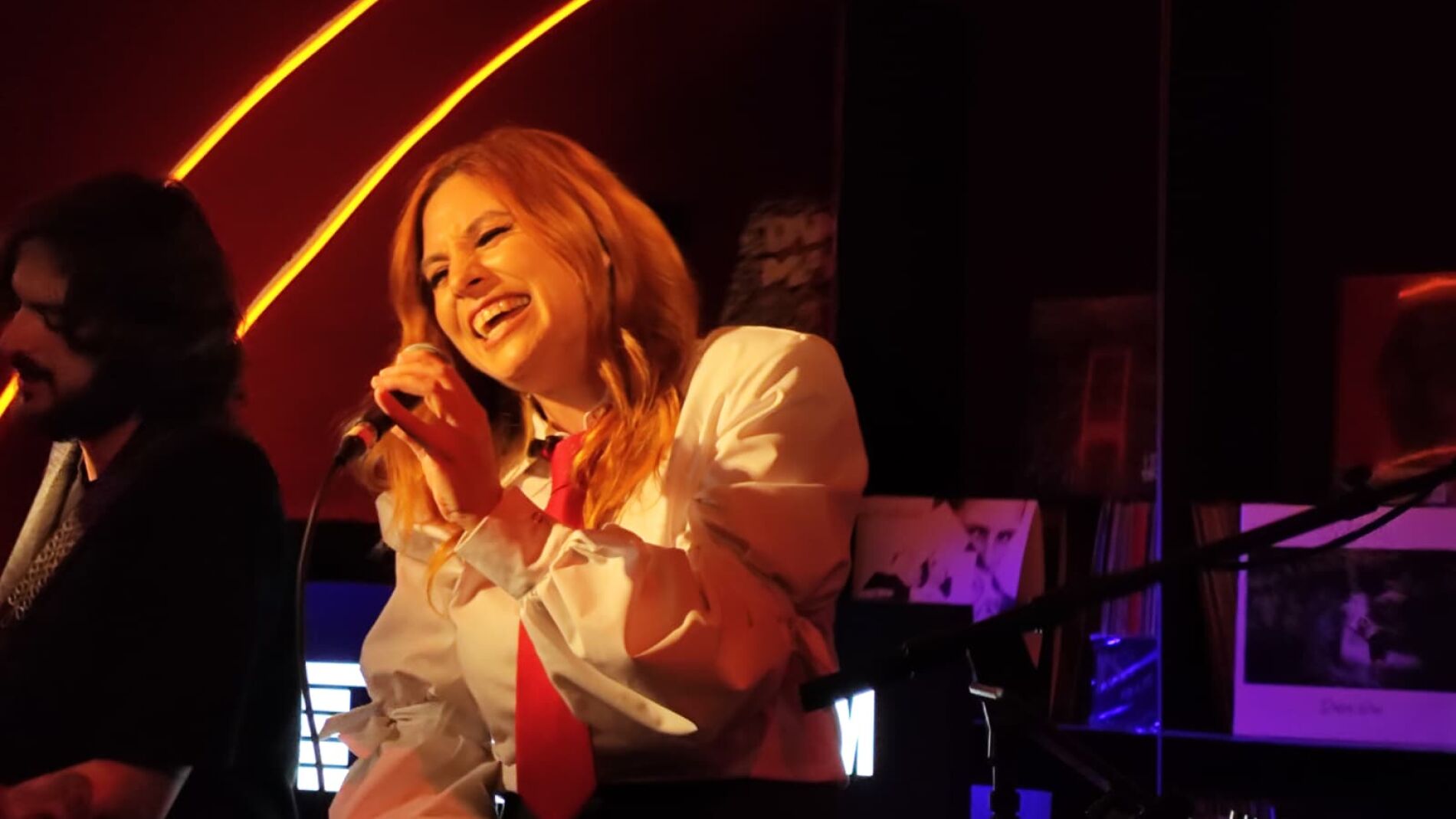 Leire Martínez en Local de Ensayo Europa FM