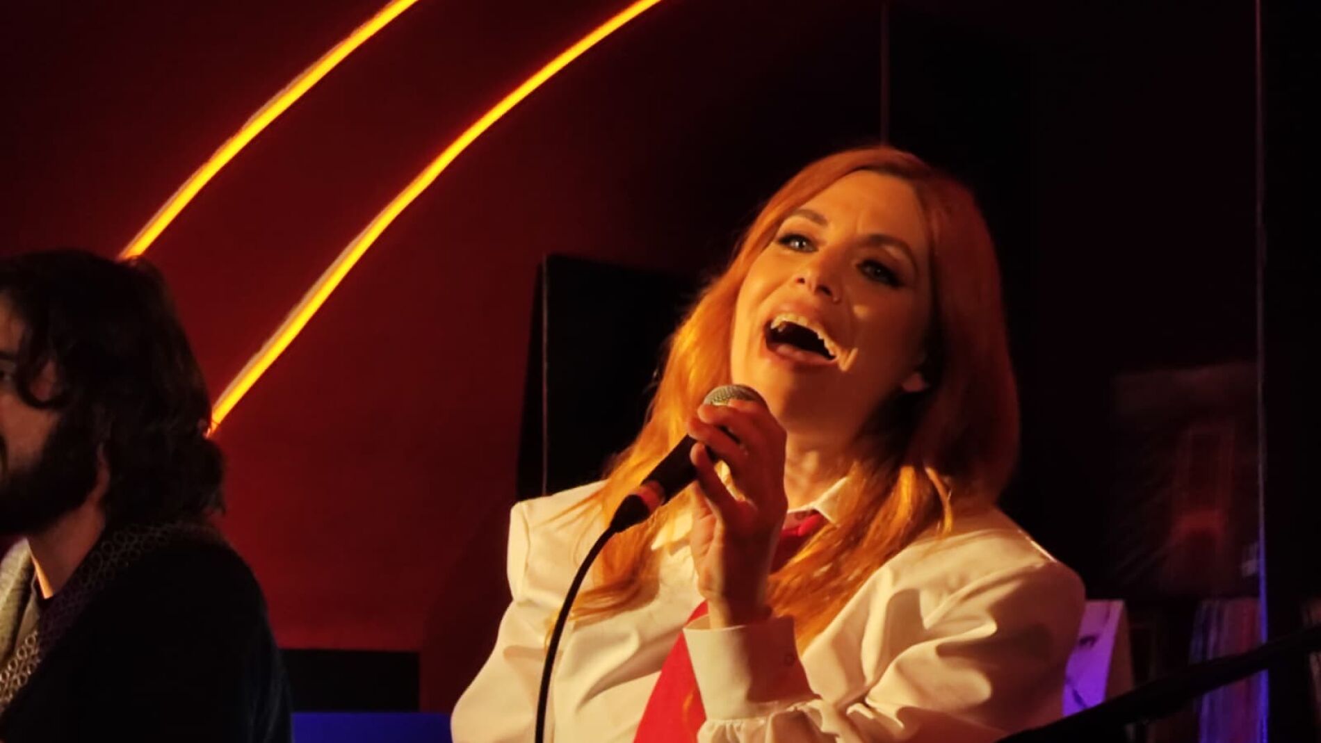 Leire Martínez en Local de Ensayo Europa FM