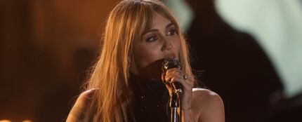 Miley Cyrus cantando 'Younger You' en el especial de 'Hannah Montana'