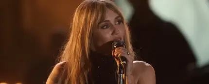 Miley Cyrus cantando 'Younger You' en el especial de 'Hannah Montana' Miley Cyrus cantando 'Younger You' en el especial de 'Hannah Montana'