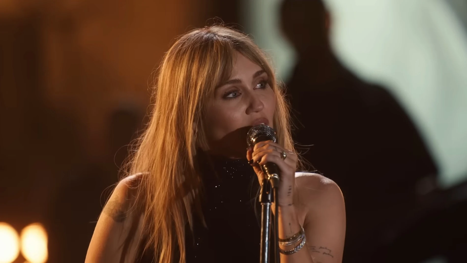 Miley Cyrus cantando 'Younger You' en el especial de 'Hannah Montana' Miley Cyrus cantando 'Younger You' en el especial de 'Hannah Montana'