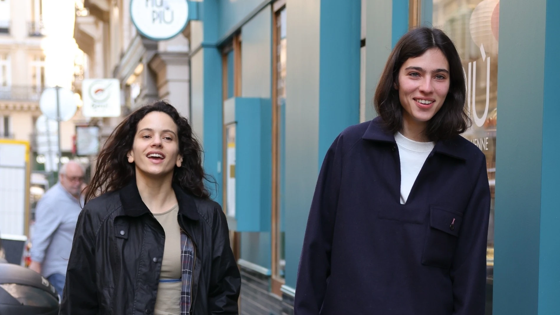 Rosalía y Loli Bahia en París, el 19 de marzo de 2026 Rosalía y Loli Bahia en París, el 19 de marzo de 2026