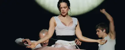 Más imágenes de Rosalía con tutú Más imágenes de Rosalía con tutú